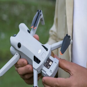 Batería inteligente dji mini 4 pro metiendola en el dron