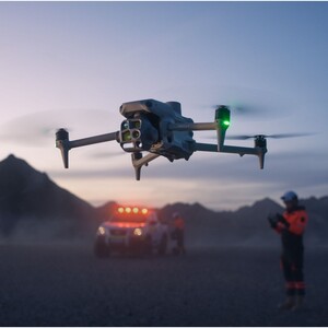 Dron dji matrice 4t volando con operador