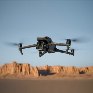 dji mavic 3 pro volando