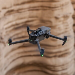dji mavic 3 pro volando vista de arriba