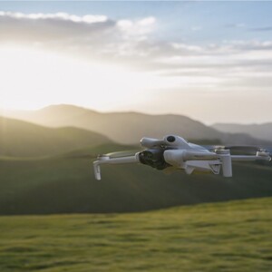 Dron DJI Mini 4 Pro en vuelo en la montaña