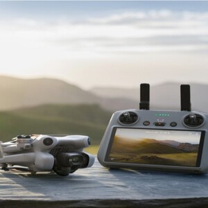 dji mini 4 pro control remoto RC2 y dron plegado