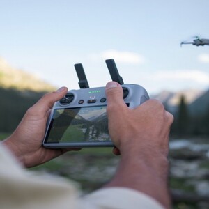 dji mini 4 pro control remoto RC2 y dron en vuelo