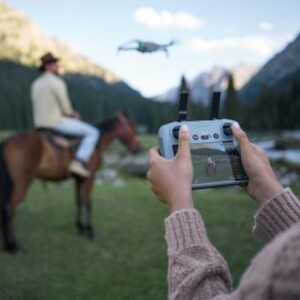 dji mini 4 pro control remoto RC2 y dron en vuelo
