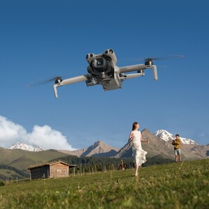 dron dji mini 5 pro volando en cielo abierto