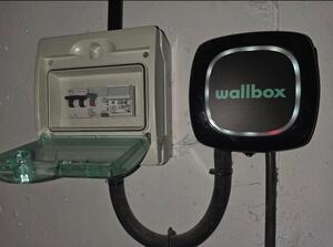 Instalación profesional de cargador Wallbox y cuadro de protecciones en garaje comunitario por PuntoElectric