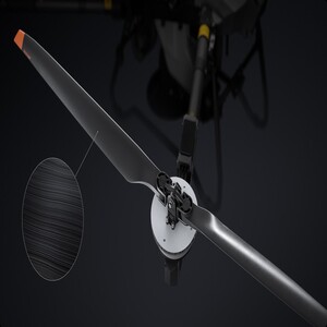 Primer plano del mecanismo de plegado y hélice del dron agrícola DJI Agras T70P.