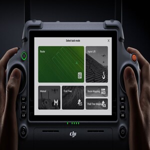 Primer plano del control remoto inteligente del DJI Agras T70P mostrando mapa de ruta en pantalla.