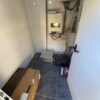 Instalación real de un inversor híbrido solar y baterías en un cuarto técnico, realizada por PuntoElectric.