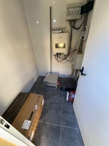 Instalación real de un inversor híbrido solar y baterías en un cuarto técnico, realizada por PuntoElectric.