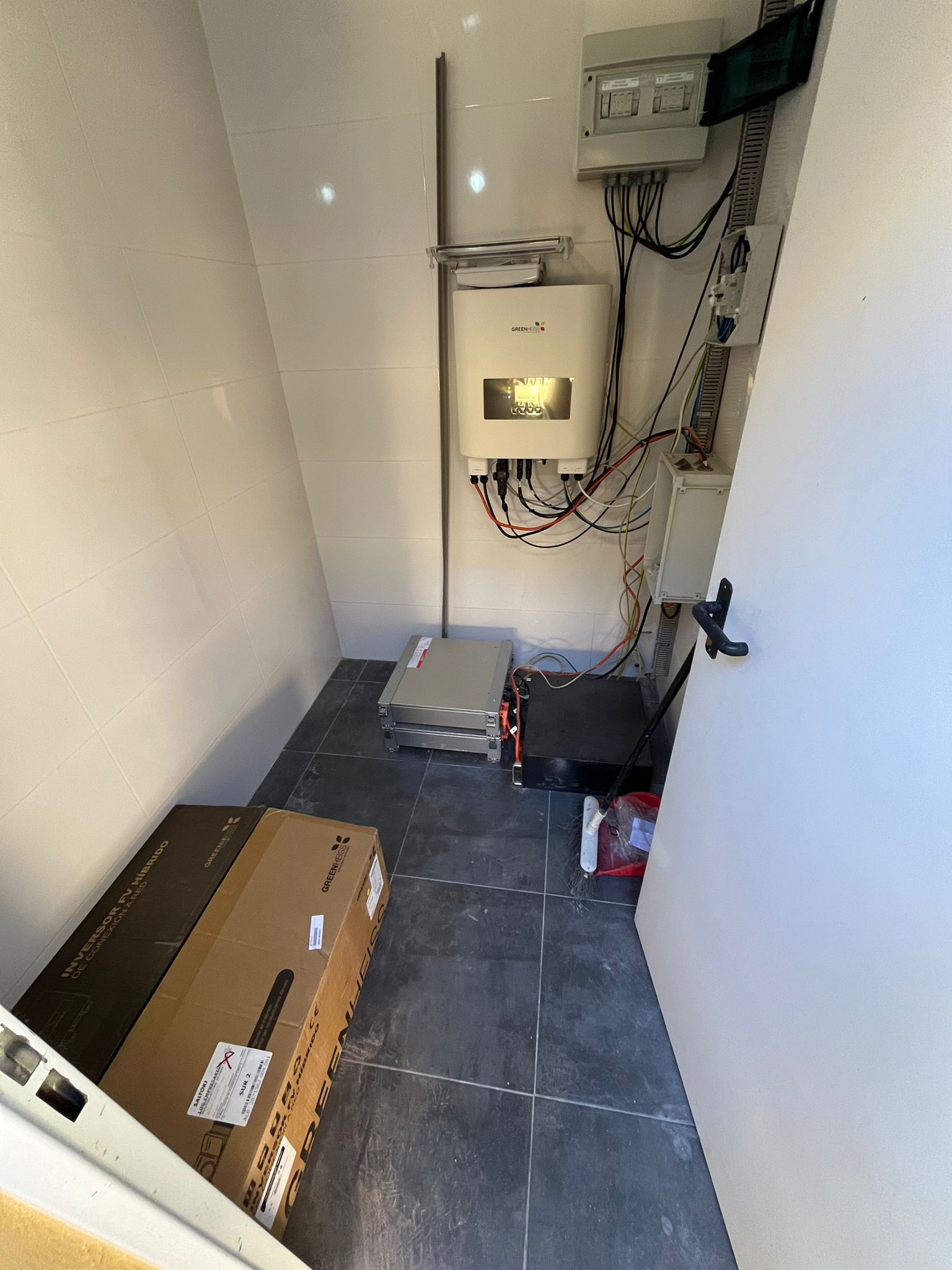 Instalación real de un inversor híbrido solar y baterías en un cuarto técnico, realizada por PuntoElectric.