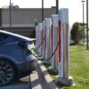 Coche eléctrico conectado a un punto de recarga, relacionado con el balanceo dinámico de carga.
