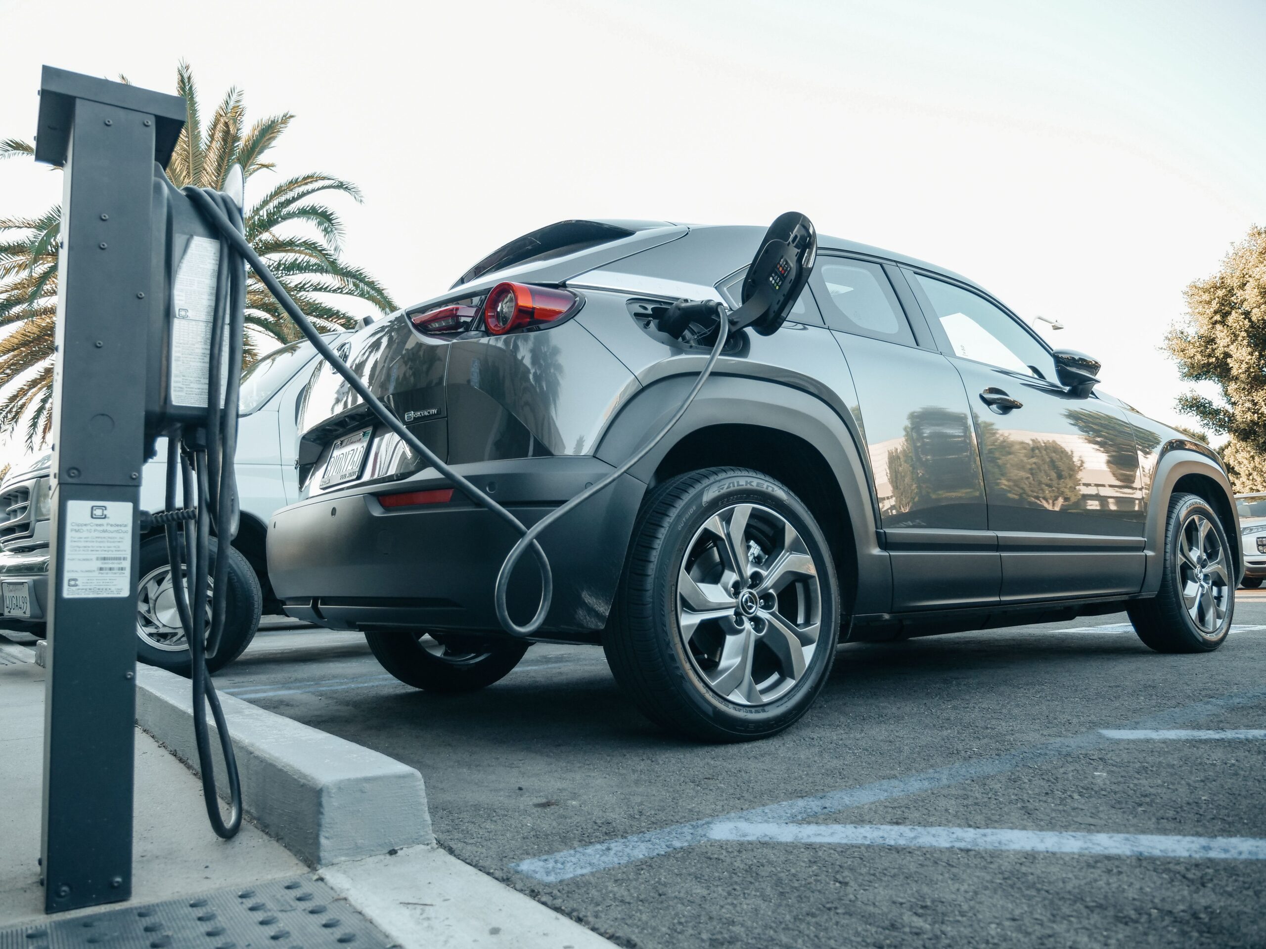 Coche eléctrico conectado a un poste de carga público mediante un cable Tipo 2